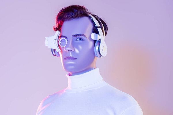 Киборг человек в наушниках и цифровой объектив глаза, глядя на камеру на фиолетовом фоне