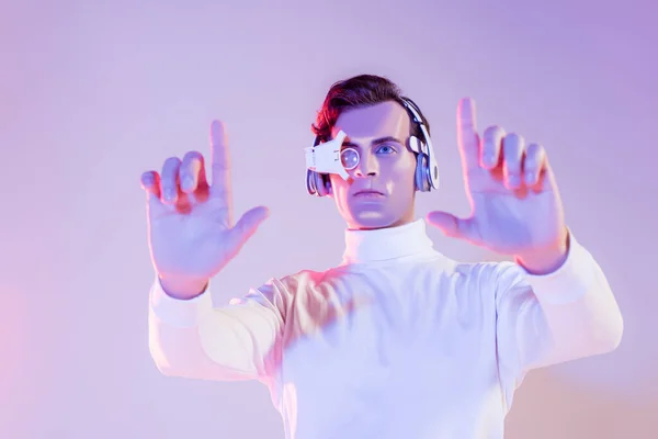 Μελαχρινή Cyborg Ψηφιακό Φακό Ματιών Και Ακουστικά Χρησιμοποιώντας Κάτι Θολή — Φωτογραφία Αρχείου