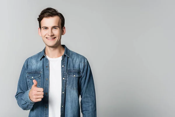 Lächelnder Mann Jeansjacke Zeigt Daumen Hoch Auf Grau — Stockfoto