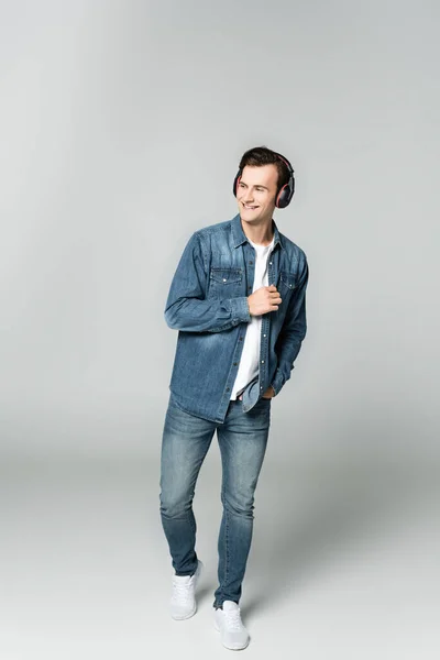 Glada Man Denim Jacka Och Hörlurar Grå Bakgrund — Stockfoto