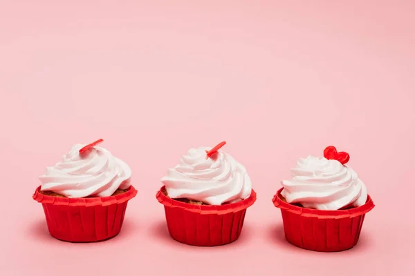 Cupcakes San Valentín Con Corazón Rojo Sobre Fondo Rosa — Foto de Stock