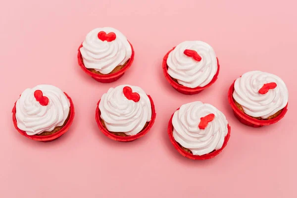 Top View Του Αγίου Βαλεντίνου Cupcakes Κόκκινη Καρδιά Ροζ Φόντο — Φωτογραφία Αρχείου
