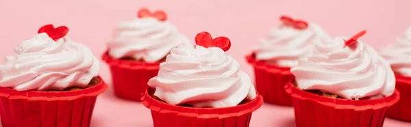 Cupcakes San Valentín Con Corazón Rojo Sobre Fondo Rosa Pancarta — Foto de Stock