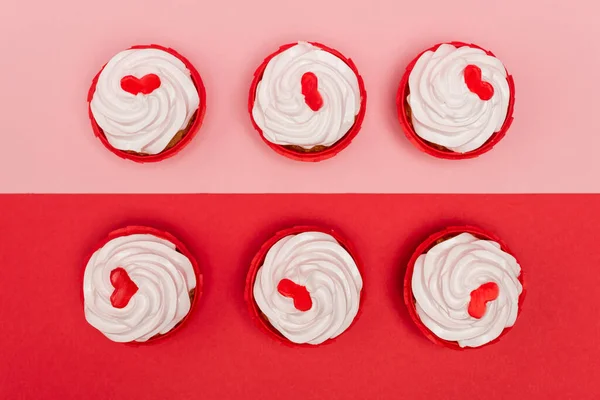Vista Superior Cupcakes Valentines Fundo Rosa Vermelho — Fotografia de Stock