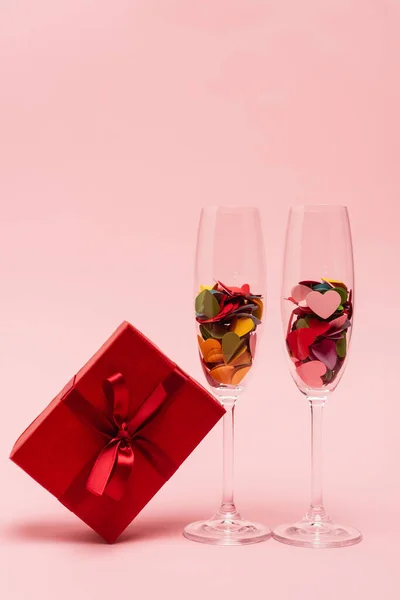 Coeurs Colorés Dans Des Verres Champagne Boîte Cadeau Sur Rose — Photo