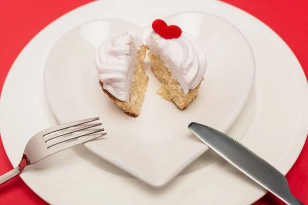 Cupcake Bord Met Bestek Rode Achtergrond — Stockfoto