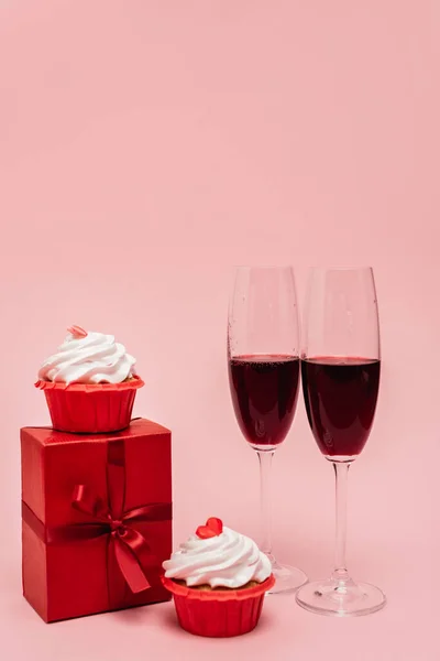 Rotwein Der Nähe Von Geschenk Und Cupcakes Isoliert Auf Rosa — Stockfoto