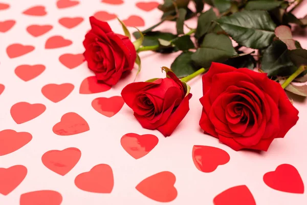Rote Herzen Und Rosen Auf Rosa Hintergrund — Stockfoto
