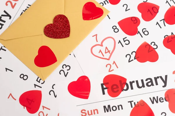 Busta Con Cuori Nel Calendario Febbraio — Foto Stock