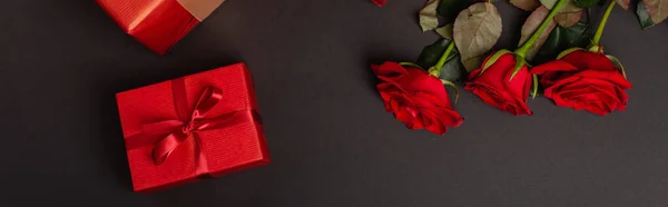 Vue Dessus Des Roses Gifs Saint Valentin Isolés Sur Noir — Photo