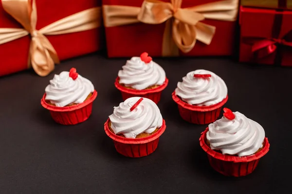 Cupcakes San Valentín Regalos Borrosos Sobre Fondo Aislado Negro — Foto de Stock