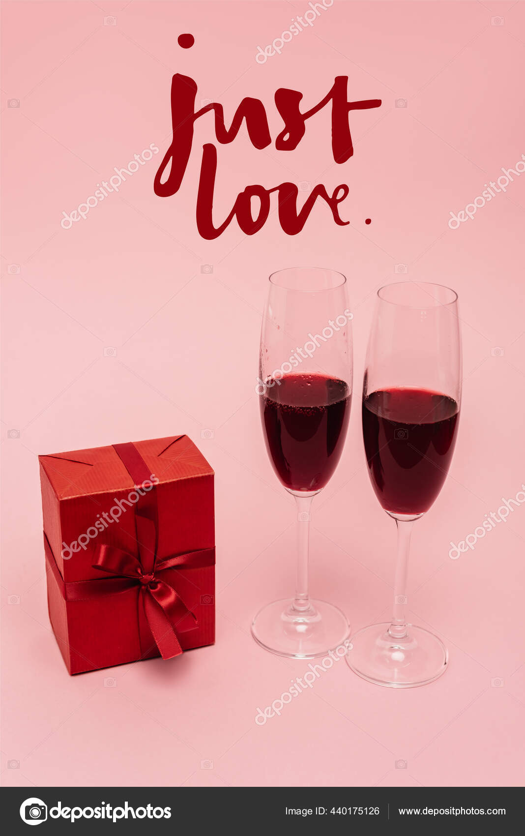Vino Tinto Copas Cerca Regalo Solo Amor Letras Rosa — Foto de stock  #440175126 © IgorVetushko, image size:1068x1700