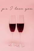 červené víno v brýlích poblíž ps Miluji tě psaní na růžové