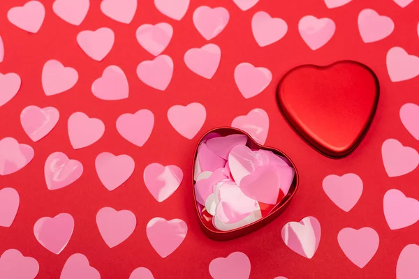 Top View Pink Hearts Box Red Background — Stock Photo, Image