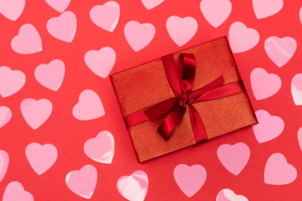 Top View Pink Hearts Gift Box Red Background — Stock Photo, Image