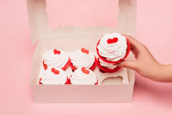 Vista Cortada Mulher Segurando Valentines Cupcake Perto Caixa Fundo Rosa — Fotografia de Stock