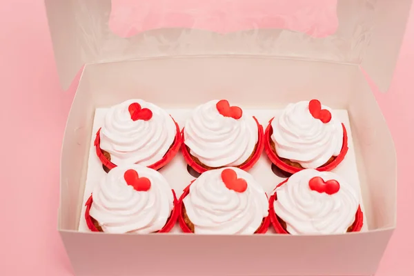 Låda Med Valentiner Cupcakes Rosa Bakgrund — Stockfoto