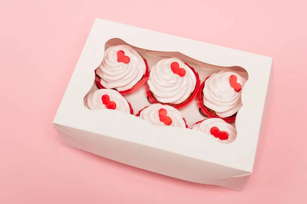 ピンクの背景にバレンタインカップケーキ付きの箱 — ストック写真