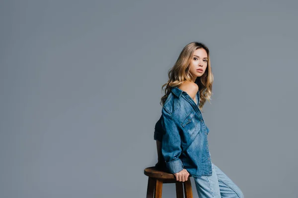 Verleidelijke Vrouw Denim Shirt Met Naakte Schouder Kijkend Naar Camera — Stockfoto