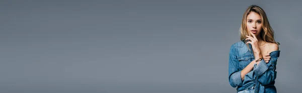 Сексуальна Молода Жінка Джинсовій Сорочці Торкається Губ Дивлячись Камеру Ізольовано — стокове фото