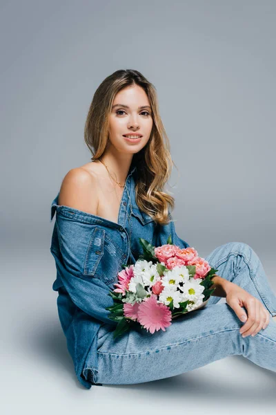 Sexy Young Woman Denim Shirt Naked Shoulder Holding Bouquet While — Stock Photo, Image