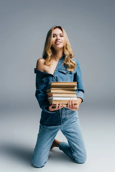 Lächelnde Frau Jeanshemd Und Jeans Mit Nackter Schulter Bücher Auf — Stockfoto