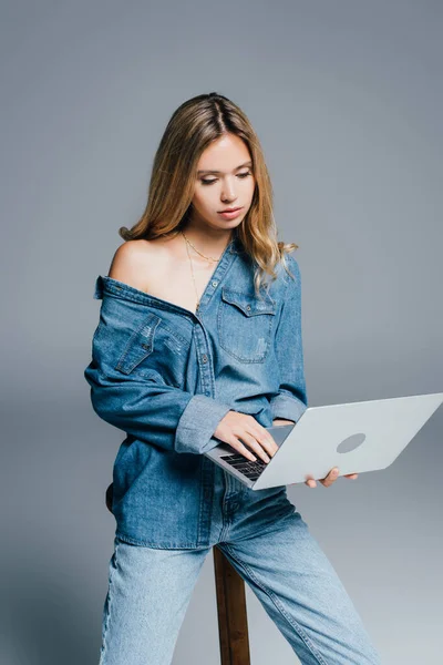 Sensual Young Woman Denim Clothes Naked Shoulder Using Laptop Grey — Stock Photo, Image