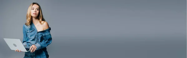 Чувственная Женщина Джинсовой Рубашке Голым Плечом Держа Ноутбук Глядя Сторону — стоковое фото
