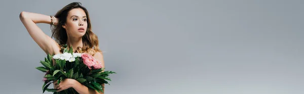 Séduisante Jeune Femme Aux Épaules Nues Posant Avec Des Fleurs — Photo