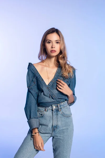 Encantadora Mujer Joven Camisa Mezclilla Jeans Mirando Cámara Mientras Está — Foto de Stock