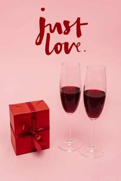 Vin Rouge Dans Des Verres Près Cadeau Juste Amour Lettrage — Photo