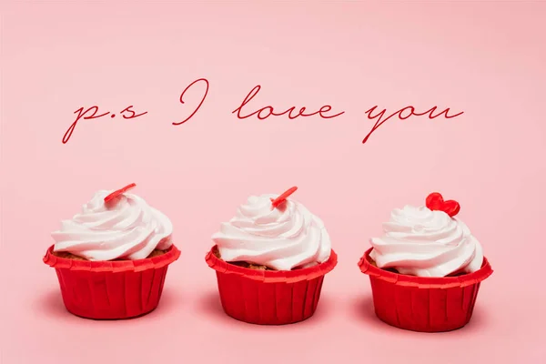 Valentines Cupcakes Con Corazones Rojos Cerca Amo Letras Sobre Fondo —  Fotos de Stock