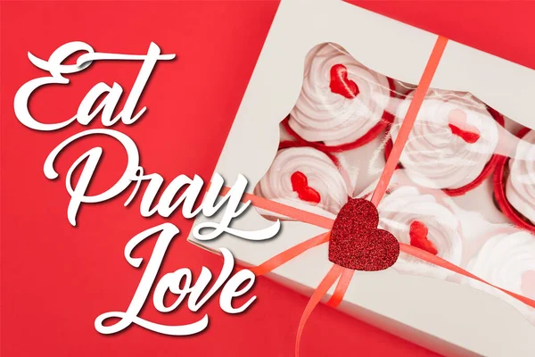 赤い愛の手紙を食べる近くのおいしいカップケーキの箱のトップビュー — ストック写真