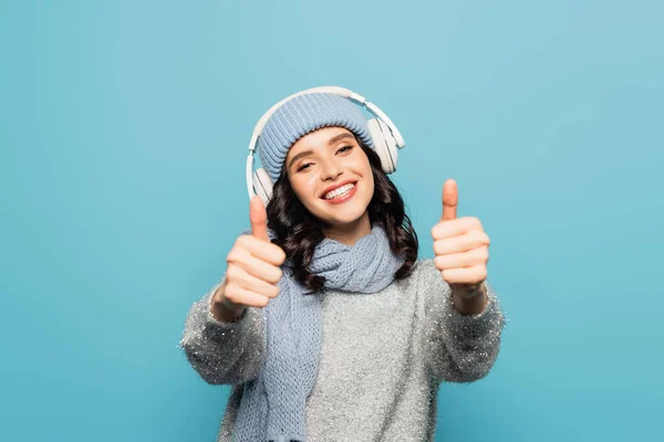 Gelukkige Vrouw Hoed Sjaal Luisteren Naar Muziek Hoofdtelefoon Tonen Duimen — Stockfoto