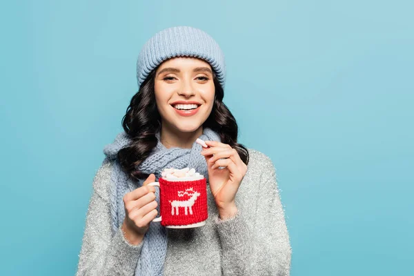 Vista Frontal Mujer Feliz Sombrero Bufanda Sosteniendo Taza Malvavisco Mientras — Foto de Stock