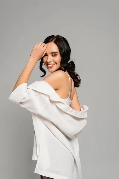 Mujer Morena Feliz Top Blanco Camisa Mirando Cámara Mientras Posando —  Fotos de Stock