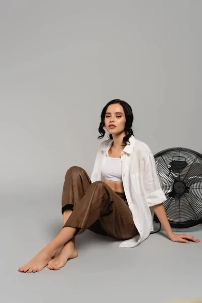 Full Length Brunette Woman Crossed Legs Looking Camera While Sitting — Stock Photo, Image