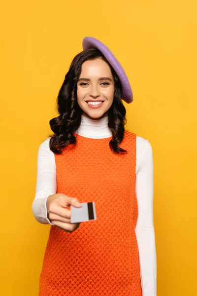 Front View Smiling Brunette Woman Beret Looking Camera While Giving — Stock Photo, Image