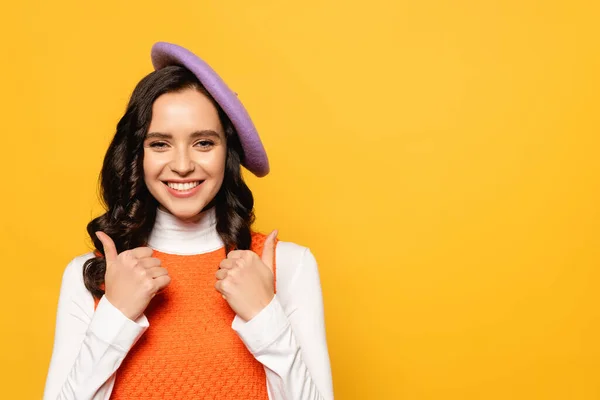 Mujer Morena Alegre Boina Mostrando Los Pulgares Hacia Arriba Mientras —  Fotos de Stock