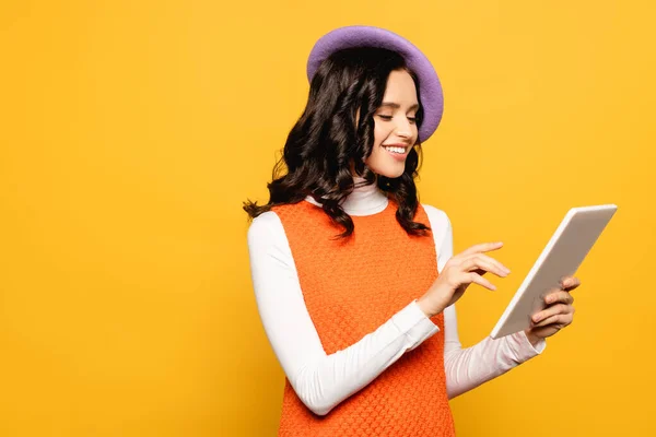 Cheerful Brunette Woman Beret Using Digital Tablet Isolated Yellow — Stock Photo, Image