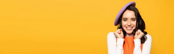 Весела Брюнетка Жестом Носить Берет Дивиться Камеру Ізольовано Жовтому Банер — стокове фото