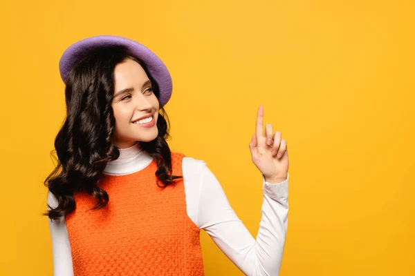 Sorrindo Morena Mulher Vestindo Boina Olhando Para Longe Apontando Com — Fotografia de Stock