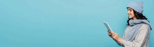 Boldog Barna Kalap Sál Nézi Digitális Tabletta Elszigetelt Kék Banner — Stock Fotó