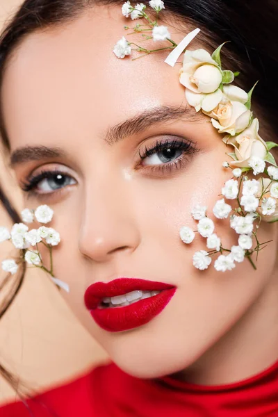 Κοντινό Πλάνο Της Γυναίκας Κόκκινα Χείλη Και Λουλούδια Στο Πρόσωπο — Φωτογραφία Αρχείου