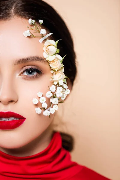 Vista Cortada Mulher Jovem Com Lábios Vermelhos Flores Rosto Olhando — Fotografia de Stock