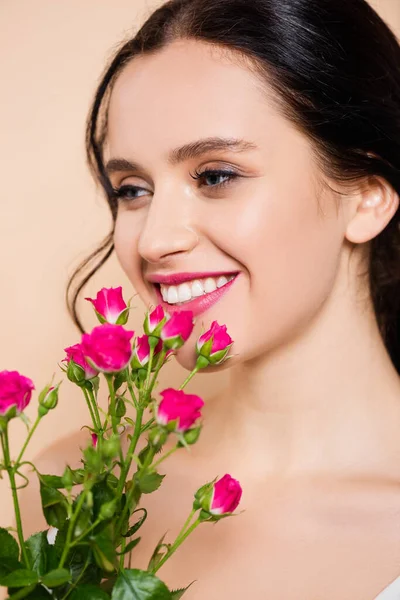 Alegre Joven Sonriendo Cerca Flores Aisladas Rosa — Foto de Stock