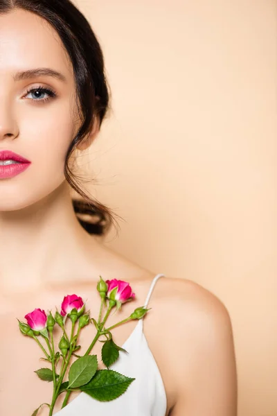 Обрізаний Вид Молодої Жінки Дивлячись Камеру Біля Квітів Ізольовано Рожевому — стокове фото