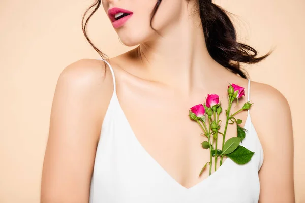 Vista Cortada Mulher Jovem Surpreso Perto Flores Isoladas Rosa — Fotografia de Stock