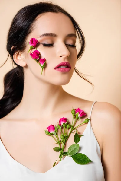 Sensual Mujer Joven Con Flores Cara Ojos Cerrados Aislados Rosa — Foto de Stock