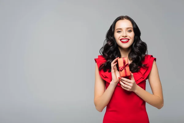 Vrolijk Vrouw Ruffled Jurk Holding Geschenk Doos Geïsoleerd Grijs — Stockfoto